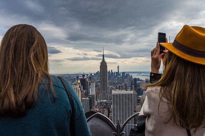 Fifth Avenue Mansions Walking Tour with Top of the Rock Tickets and Optional Beam (6/12)