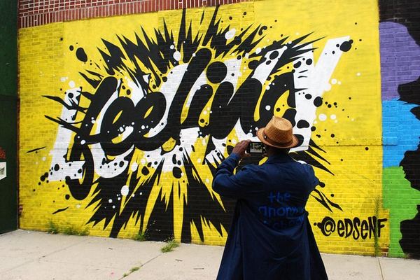 DUMBO Street Art, Bridges and Skyline Walking Tour with Photos and a Drink
