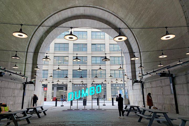 DUMBO Street Art, Bridges and Skyline Walking Tour with Photos and a Drink (1/12)