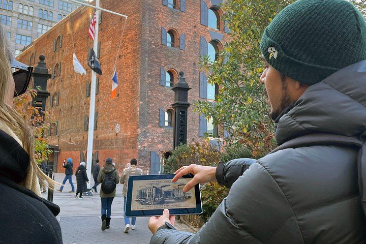 DUMBO Street Art, Bridges and Skyline Walking Tour with Photos and a Drink (10/12)