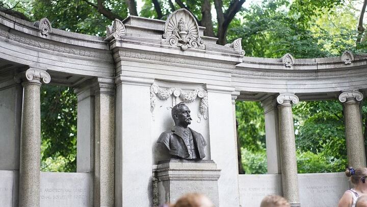 Private Gilded Age Mansions Walk on Fifth Avenue with a Local Guide (2/11)