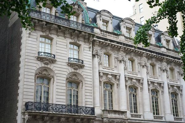 Private Gilded Age Mansions Walk on Fifth Avenue with a Local Guide