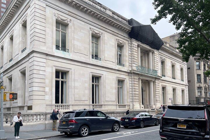 Private Gilded Age Mansions Walk on Fifth Avenue with a Local Guide (7/11)