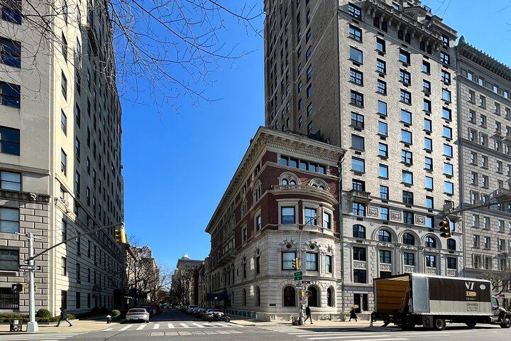 Private Gilded Age Mansions Walk on Fifth Avenue with a Local Guide (8/11)