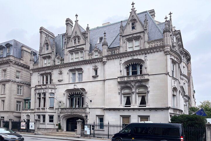 Private Gilded Age Mansions Walk on Fifth Avenue with a Local Guide (10/11)
